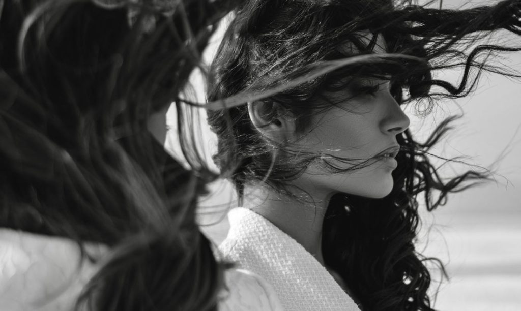 So pflegst du deine lockigen Haare richtig: Tipps für wunderschöne, lockere Locken